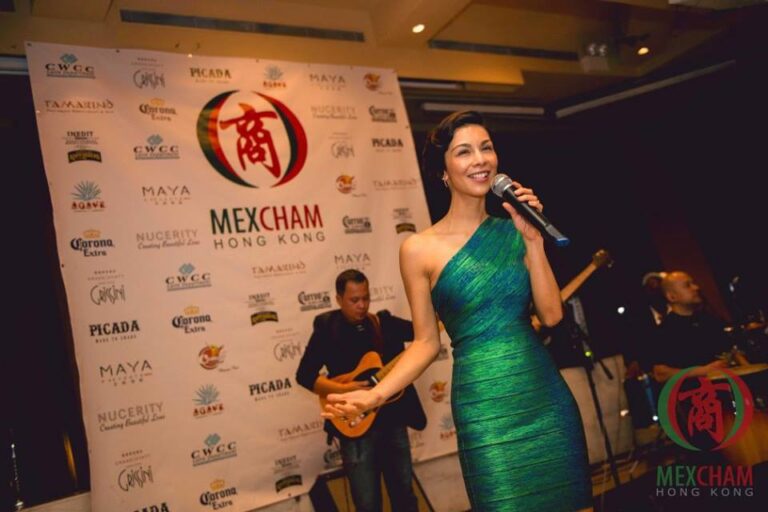 Yamilete in green dress on stage at Mexcham event