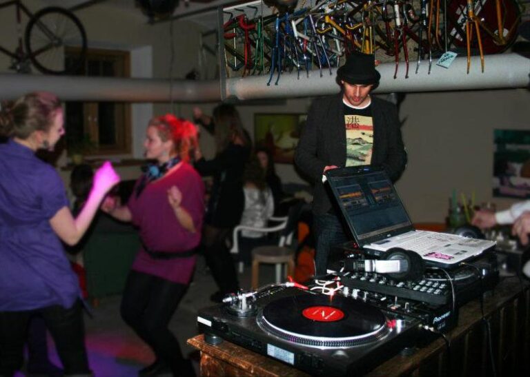 DJ plays in Hong Kong for night parties and festivals
