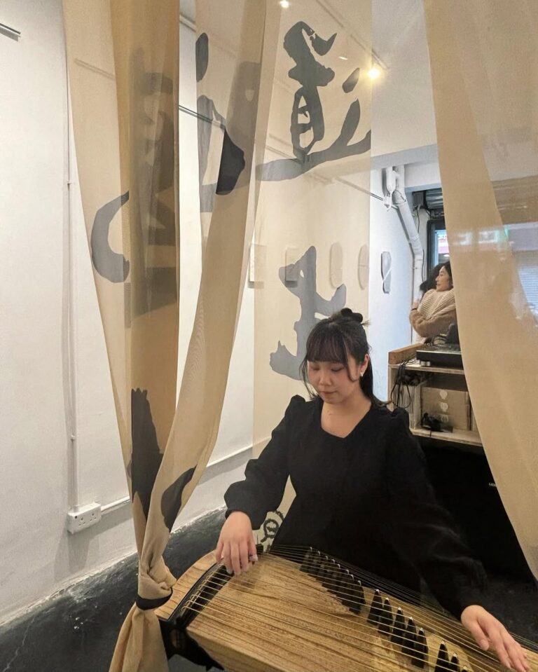 Tai ping shan art gallary performance with Guzheng performer