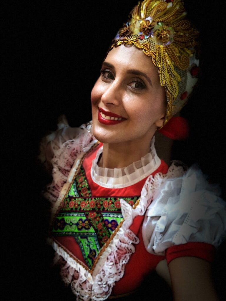 costume of russian dance costume