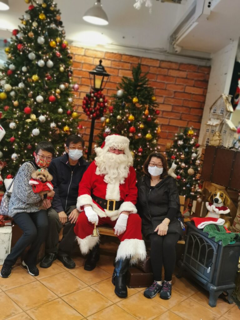 Santa Floss with group and pets taking Christmas photos