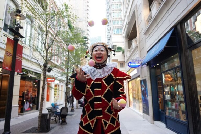 Hong kong perfomer juggling in stilts costume