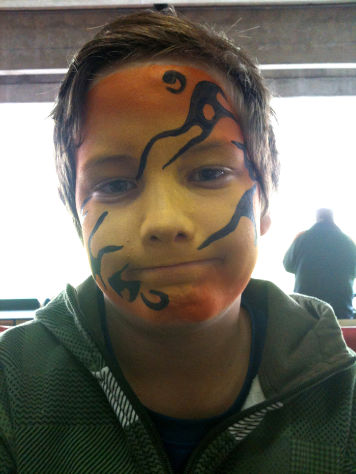 A great facepainter in HK drew a lion face paint for the guests in a funfair event in Hong Kong.