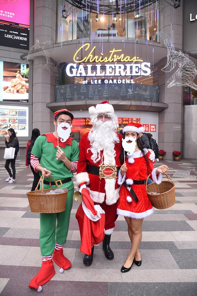 Sean santa with assistants