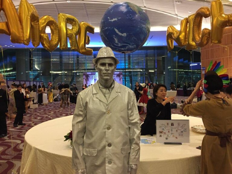 silver man human statue perfomance