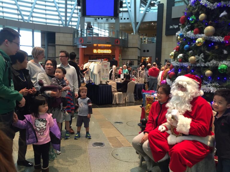 Crowd gathers to take photo with Santa