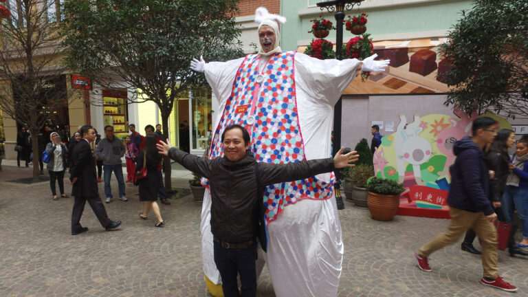Man takes picture with giant Easter bunny in Hong Kong