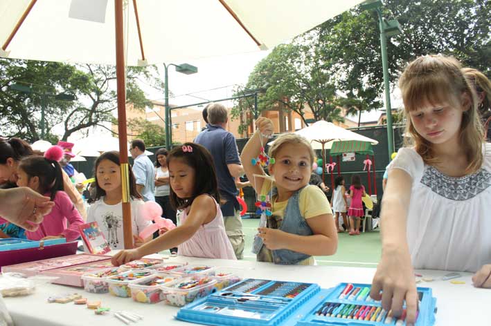 Make a mobile craft booth station set up at a childrens party