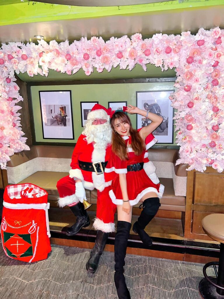 Santa floss meet and greet with Santa girl Dec 2023