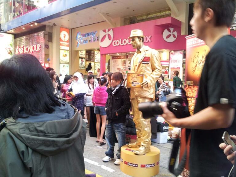 Golden statue standing in Causeway Bay