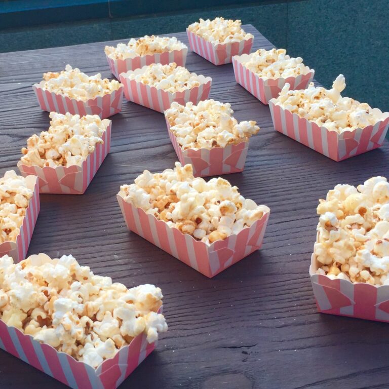 Sweet pop corn in container