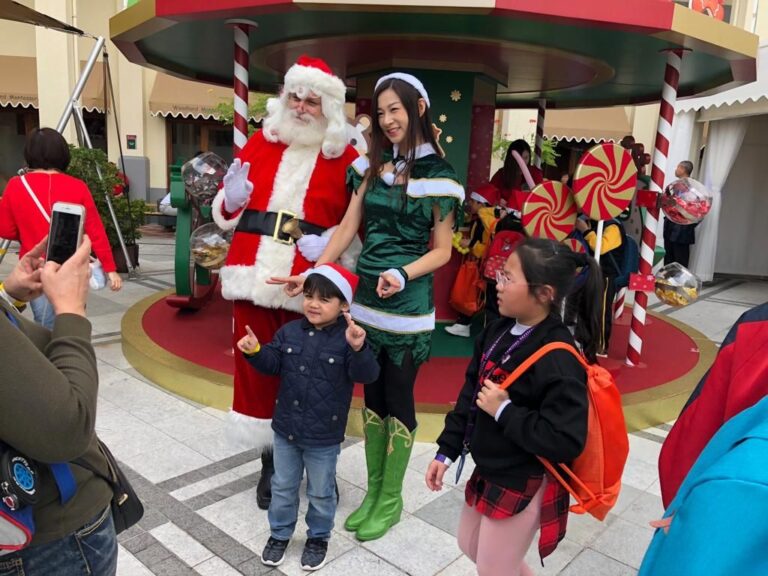 martin santa with santa girl kimmy at 109 repulse bay with children near by