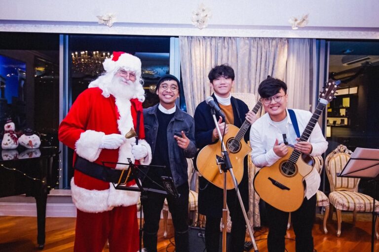 santa with musicians with guitars in hk sha tin private event