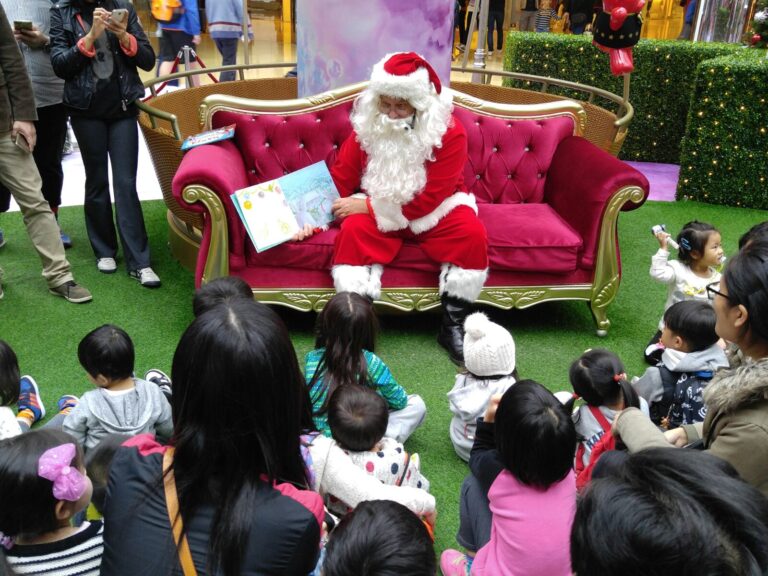Santa in Hong Kong mall reading a story