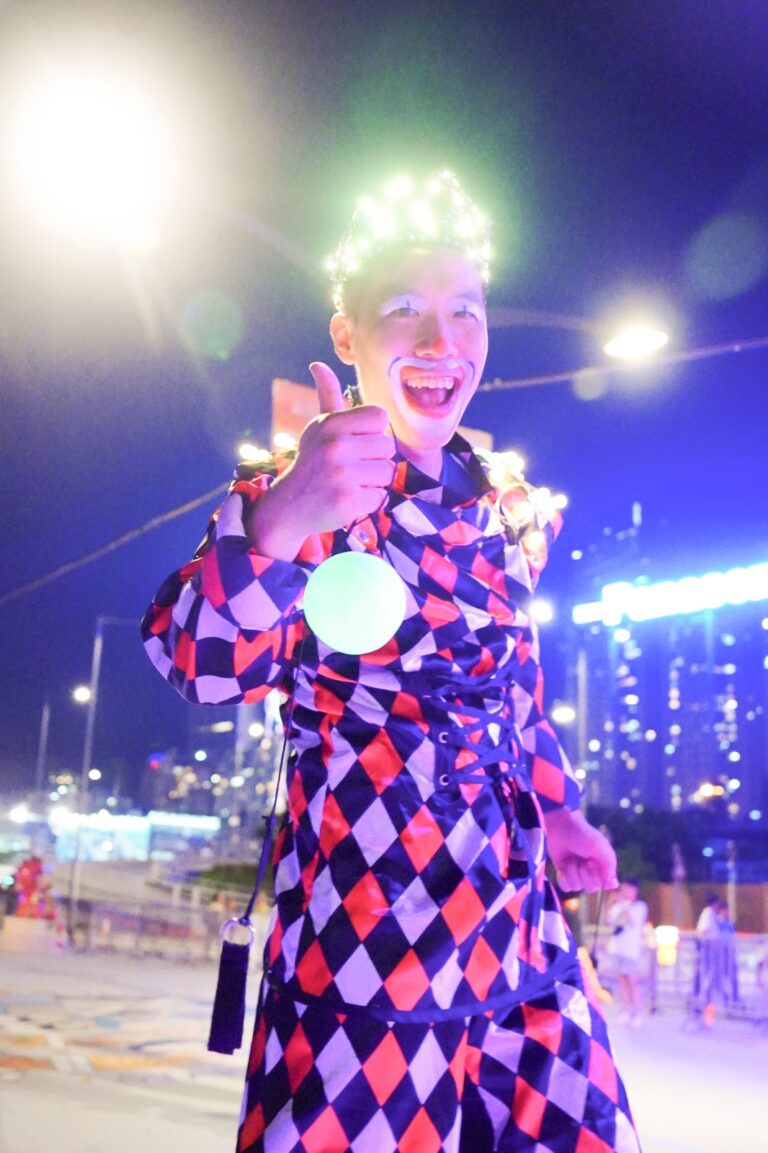 perfomers hk adds an led crown on top of the stilt costume to make it illuminate for event hired by hktb