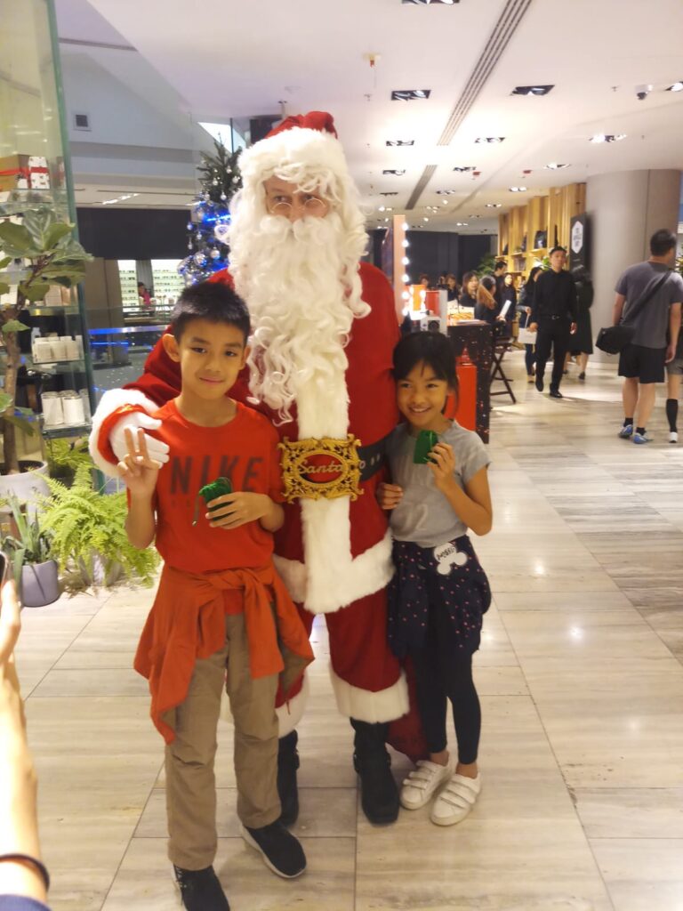 2 chinese with santa