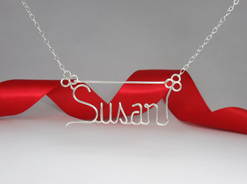 Wire name artist in HK make a Susan wire name necklace out of wires