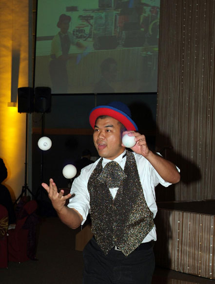 Clown in Hong Kong juggling 3 balls at a corporate event