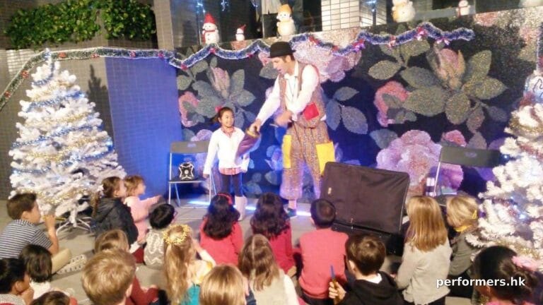 Hong Kong roving juggler doing a show for the resident in HK queens garden