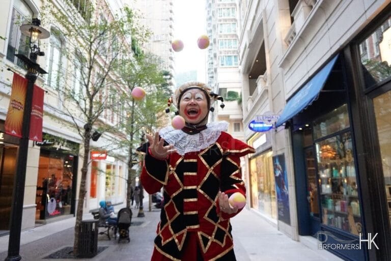 Hong kong perfomer juggling in stilts costume