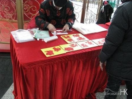 Artist at Chinese new year at airport cytting =