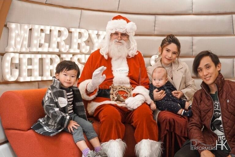 tko plaza performance with santa hk performer santa martin