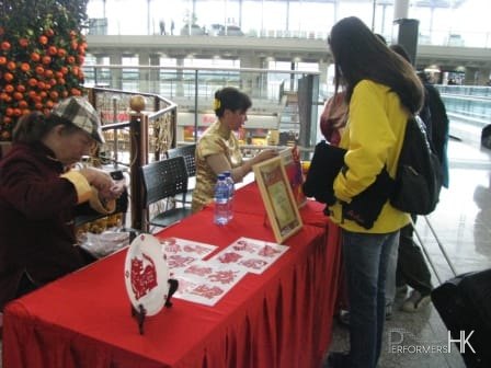 Artist in Hong Kong cutting Chinese zodiac to the guest at a corporate function