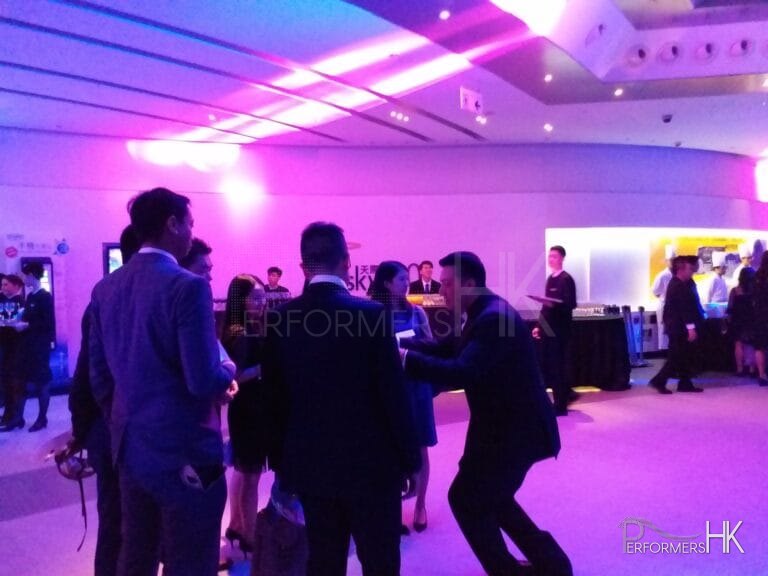 Magician walk around in sky 100 hong kong