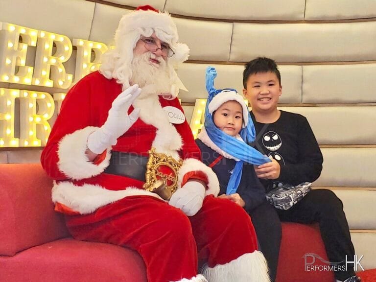 santa martin with young children at an event in hong kong