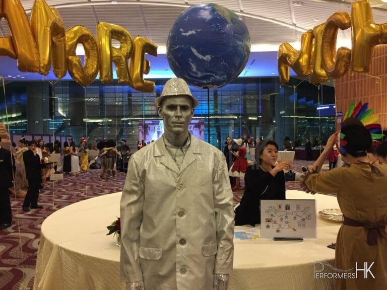 silver man human statue perfomance