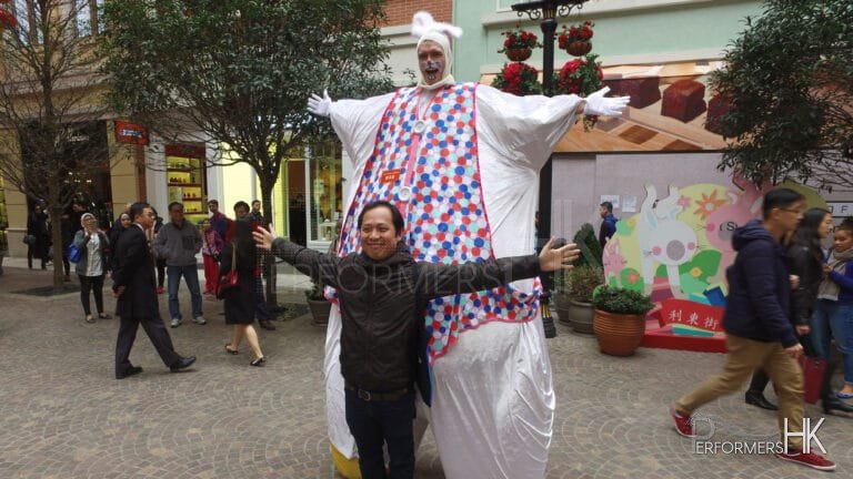 Man takes picture with giant Easter bunny in Hong Kong