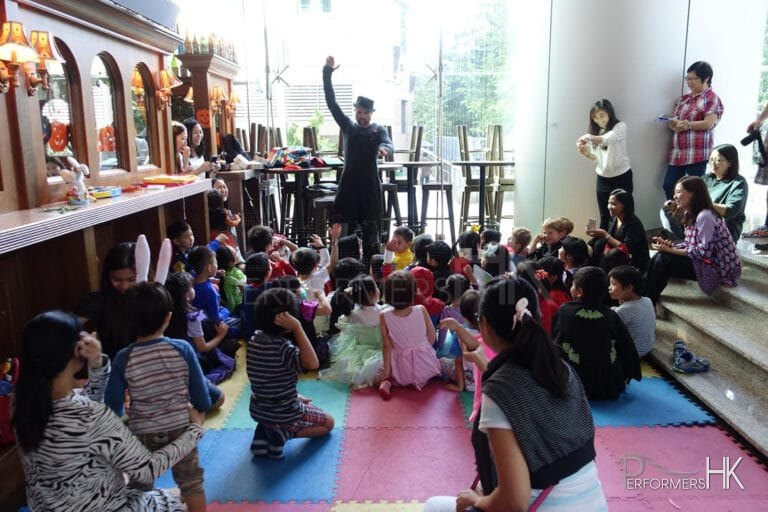 Clown in Hong Kong doing a kids party