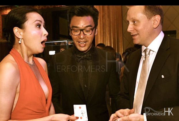 Magician amazed two Hong Kong celebrities by performing roving card magic at a corporate annual dinner