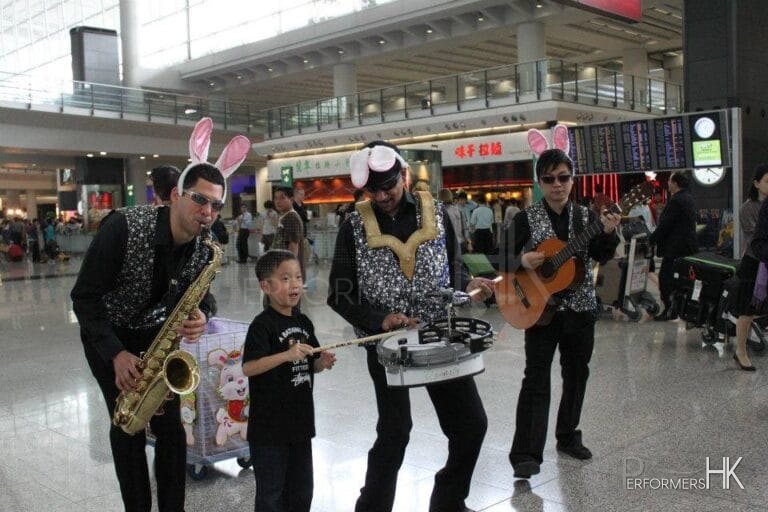 Hong Kong roving magician taking picture with the audience at a the HKIA Easter event