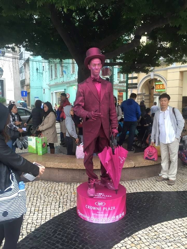 Living statue in a shopping center in Hong Kong