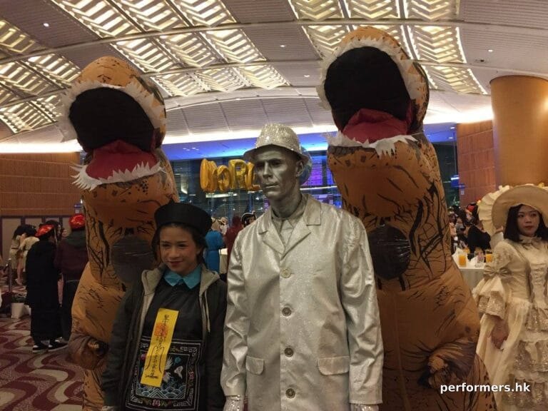 silver statue performance in Hong Kong