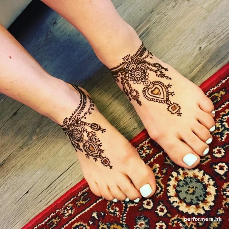 modern style henna tattoo